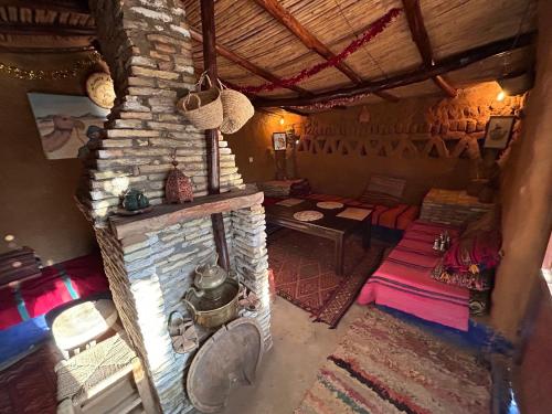 梅爾祖卡的住宿－kasbah Planet Sahara，享有带石制壁炉的客厅的顶部景致