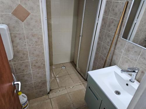 y baño con ducha y lavamanos. en Happy Home en Eilat
