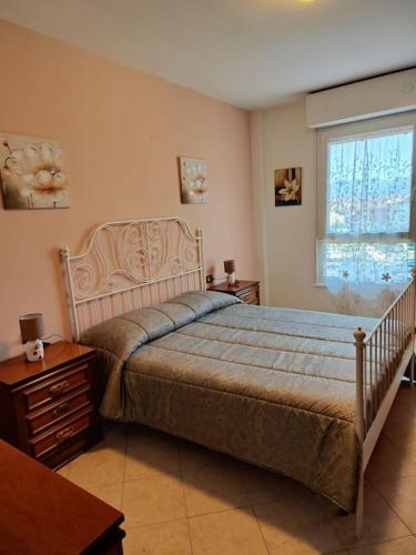 Un dormitorio con una cama grande y una ventana en Casa vacanze Vespucci, en Grassobbio
