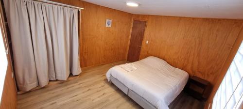 a small bedroom with a bed and a window at Casa en Dalcahue - Mira Mar in Dalcahue
