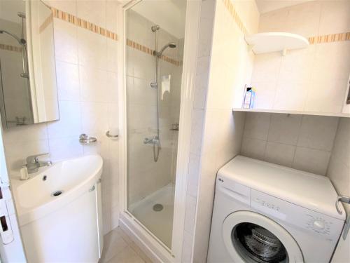 La salle de bains est pourvue d'un lave-linge et d'une douche. dans l'établissement Appartement 8 Terra Bella 1 Porticcio, à Porticcio