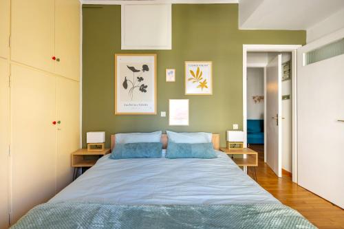 Spacious apartment with partial Acropolis view