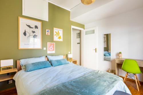 Spacious apartment with partial Acropolis view