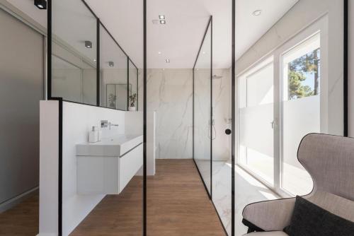 a bathroom with a sink and a mirror at Villa Princesa in Almada