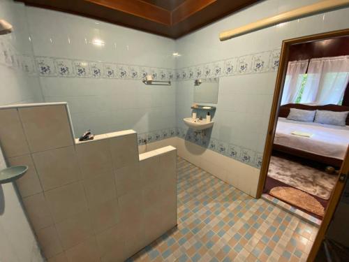 La salle de bains est pourvue d'une baignoire, d'un lavabo et d'un lit. dans l'établissement Bungalow in the jungle, à Salad Beach