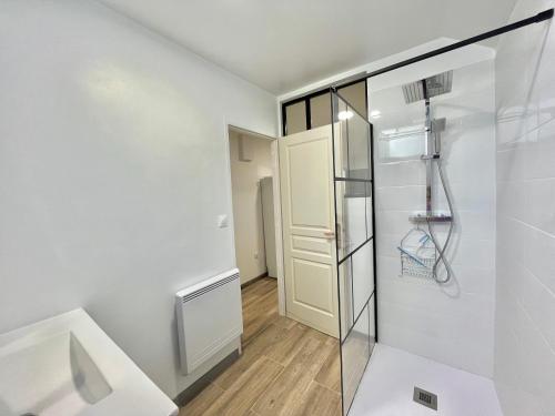 une salle de bain avec douche et porte vitrée dans l'établissement Appartement rez de villa CORTE, à Corte