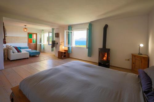 タリファにあるBeach Front Villa Amazing Viewsのベッドルーム1室(ベッド1台付)、暖炉が備わります。