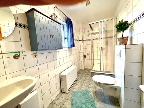 łazienka z toaletą i umywalką w obiekcie Ferienwohnung Haus 2 w mieście Timmendorfer Strand