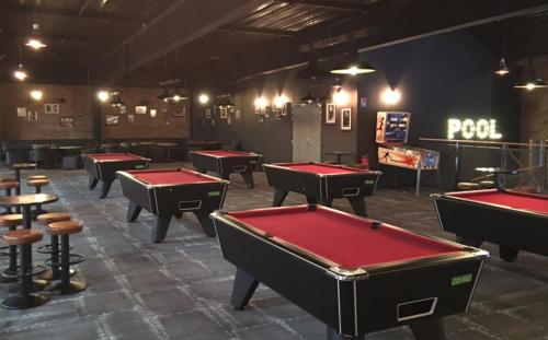 - une rangée de tables de ping-pong dans une salle de billard dans l'établissement L'Escale Orléanaise, à Orléans