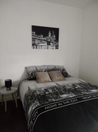 - une chambre avec un lit à baldaquin sur le mur dans l'établissement L'Escale Orléanaise, à Orléans