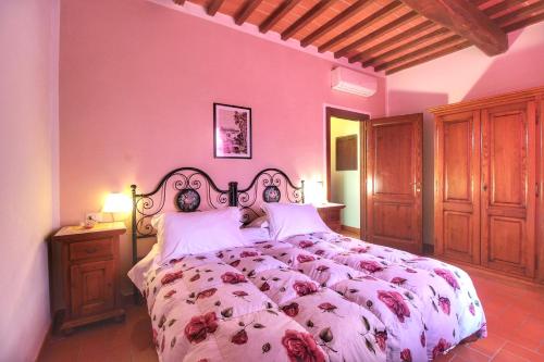 a bedroom with a large bed with pink walls at Corte Tommasi Residence in Orentano