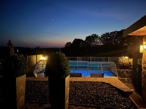 Una piscina en un patio por la noche. en Ferienhaus Eisfelder Blick, en Eisfeld