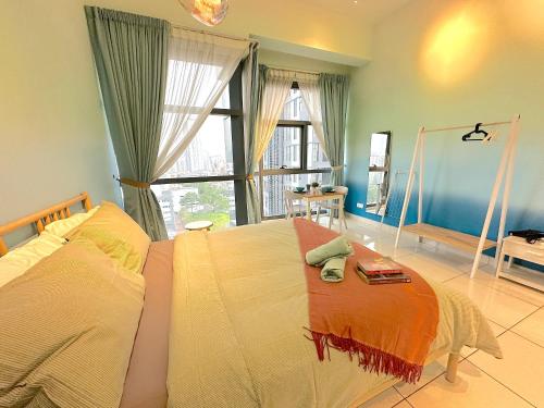 1 dormitorio con cama y ventana grande en 3 Towers Jalan Ampang By Serenity Vacation Homes, en Kuala Lumpur