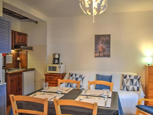 une salle à manger avec une table et une cuisine dans l'établissement Appartement 2 pièces pour 4 personnes avec balcon au centre de Morzine, proche pistes et commerces - FR-1-524-55, à Morzine