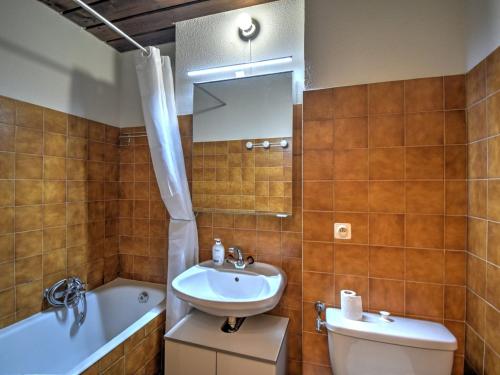 een badkamer met een wastafel, een toilet en een bad bij Appartement Morzine, 2 pièces, 4 personnes - FR-1-524-55 in Morzine
