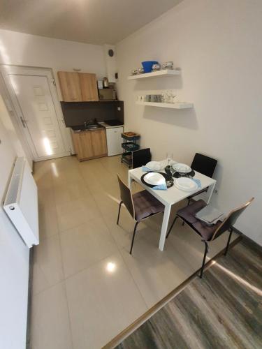 豪伊杜索博斯洛的住宿－Krisy apartman，客厅配有白色的桌子和椅子