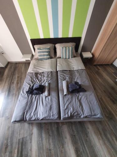 豪伊杜索博斯洛的住宿－Krisy apartman，配有2张床的木地板客房