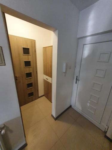 豪伊杜索博斯洛的住宿－Krisy apartman，一个空房间,有一个门和一个衣柜