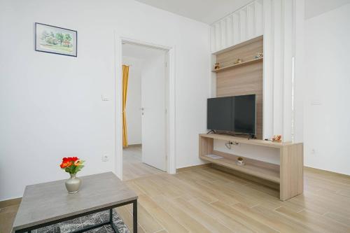 NEW! Pool Holiday House 2+1 in Vodice