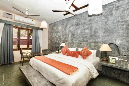 ein Schlafzimmer mit einem großen Bett mit roten Kissen in der Unterkunft GERANIUM HAVEN in Arambol