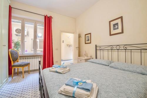 - une chambre avec un lit et des serviettes dans l'établissement Bilocale vista mare al Castello, à Piombino