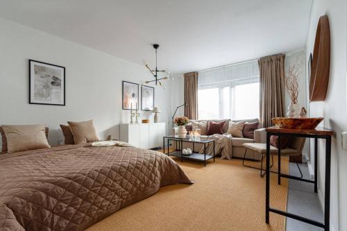 ein Schlafzimmer mit Bett und ein Wohnzimmer in der Unterkunft Simple studio in trendy Södermalm - construction work in Stockholm