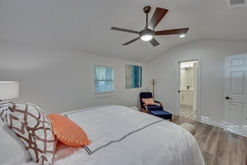 1 dormitorio con 1 cama y ventilador de techo en Lakefront, Private Dock, Spectacular Views, en Bridgeport