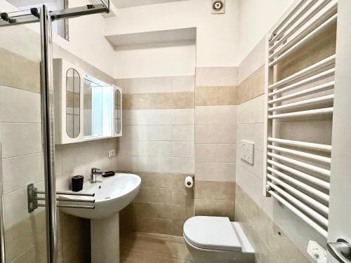 un baño con lavabo e inodoro en Relax 7 pagi, en Fiumicino