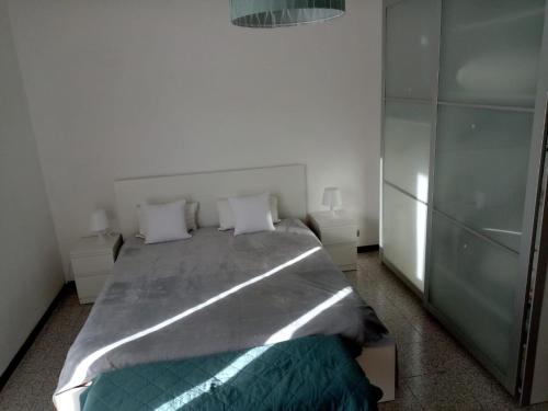 ein Schlafzimmer mit einem großen Bett mit zwei weißen Kissen in der Unterkunft L'Erbetta fra le Cinque Terre e la Val di Vara in Riccò del Golfo di Spezia