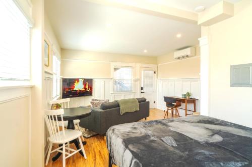 1 dormitorio con cama, sofá y mesa en The Heron On Ivy, en San Diego