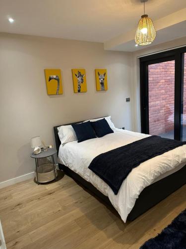 Un dormitorio con una cama grande y una ventana en Richardson Deluxe Apartments - 3 Bed, en Londres