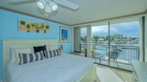 um quarto com uma cama e uma varanda em ALL-NEW Waterfront with Balcony,Pool,Tiki Bar,Gym em Sarasota