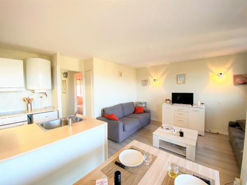 une cuisine et un salon avec un canapé dans l'établissement Appartement 86 Terra Bella 1 Porticcio, à Porticcio