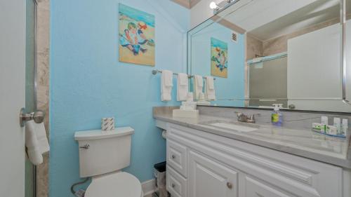 uma casa de banho com um WC e um espelho grande em ALL-NEW Waterfront with Balcony,Pool,Tiki Bar,Gym em Sarasota