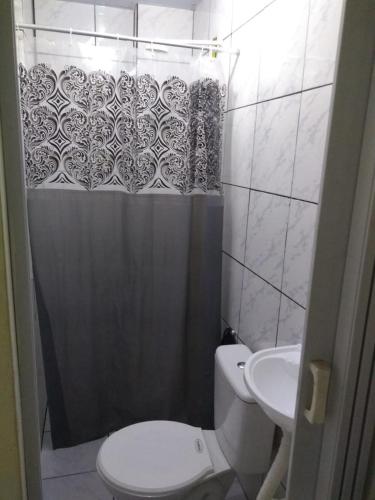 uma casa de banho com um WC e um lavatório em Residencial Nanda em Salvador