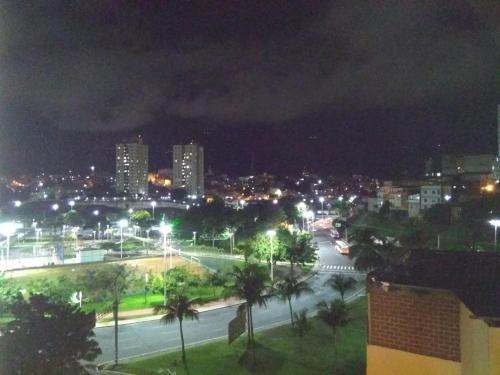 widok na miasto w nocy z ulicznymi światłami w obiekcie Residencial Nanda w mieście Salvador