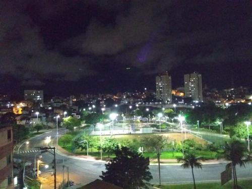 un perfil urbano por la noche con luces de la calle en Residencial Nanda, en Salvador