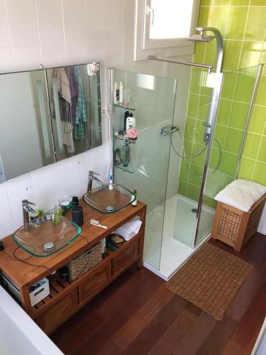 une salle de bain avec deux lavabos et une douche en verre dans l'établissement Maison à 5 minutes du métro, à Issy-les-Moulineaux