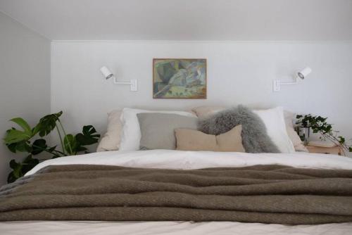 sypialnia z dużym łóżkiem i białymi ścianami w obiekcie Explore Gothenburg from modern apt for 4 guest w Göteborgu