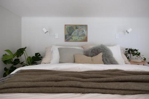 ein Schlafzimmer mit einem großen Bett mit weißen Wänden in der Unterkunft Central Gothenburg Retreat for 6 guests in Göteborg