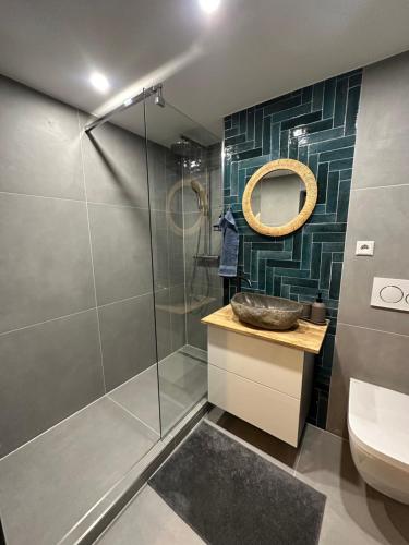 W łazience znajduje się umywalka i prysznic. w obiekcie Urban Zen Residence w Hanowerze