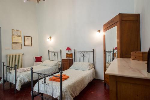 une chambre avec deux lits et un comptoir à l'intérieur dans l'établissement Appartamento il Gelsomino, à Orvieto