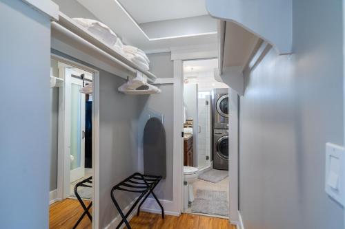 a laundry room with a washer and dryer at The Heron On Ivy in San Diego