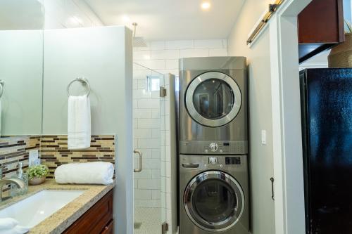 a bathroom with a washer and dryer next to a sink at The Heron On Ivy in San Diego