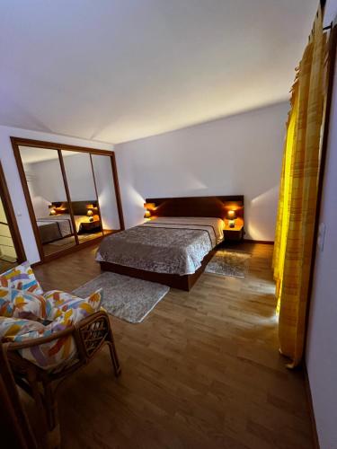 een slaapkamer met een bed en een bank in een kamer bij Areal da Ria in Aveiro