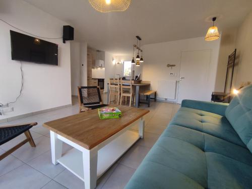 un salon avec un canapé et une table dans l'établissement L'Avocette plage, au coeur de Saint Brévin l'Océan, à Saint-Brévin-les-Pins