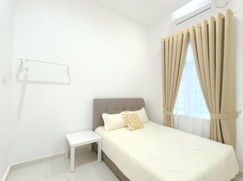 een witte slaapkamer met een bed en een raam bij Aida homestay Kuala terengganu/Kuala nerus in Kuala Terengganu