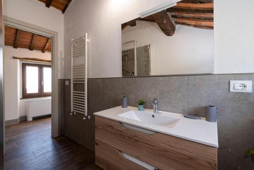 Ett badrum på [L'Antico Casale] A Timeless Retreat in Cortona 5*