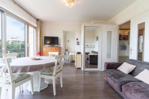 een woonkamer met een tafel en een bank bij Apartment for 6 pers near Palais des Congrès in Le Touquet-Paris-Plage