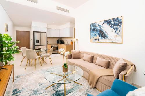 杜拜的住宿－Prime Retreats @ Burj Royale By Emaar，客厅配有沙发和桌子